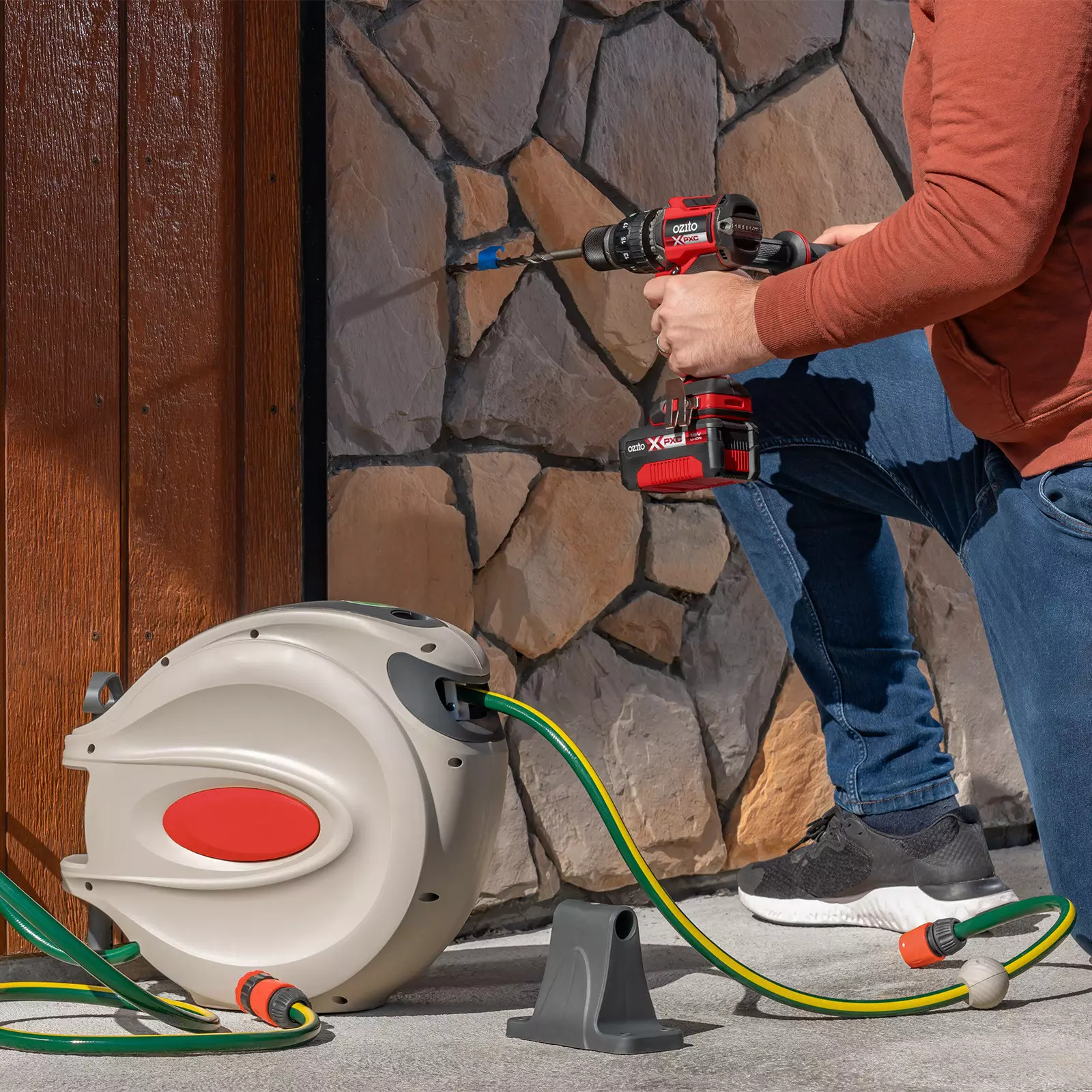 ozito-cordless-impact-drill-3001062-example_usage-102