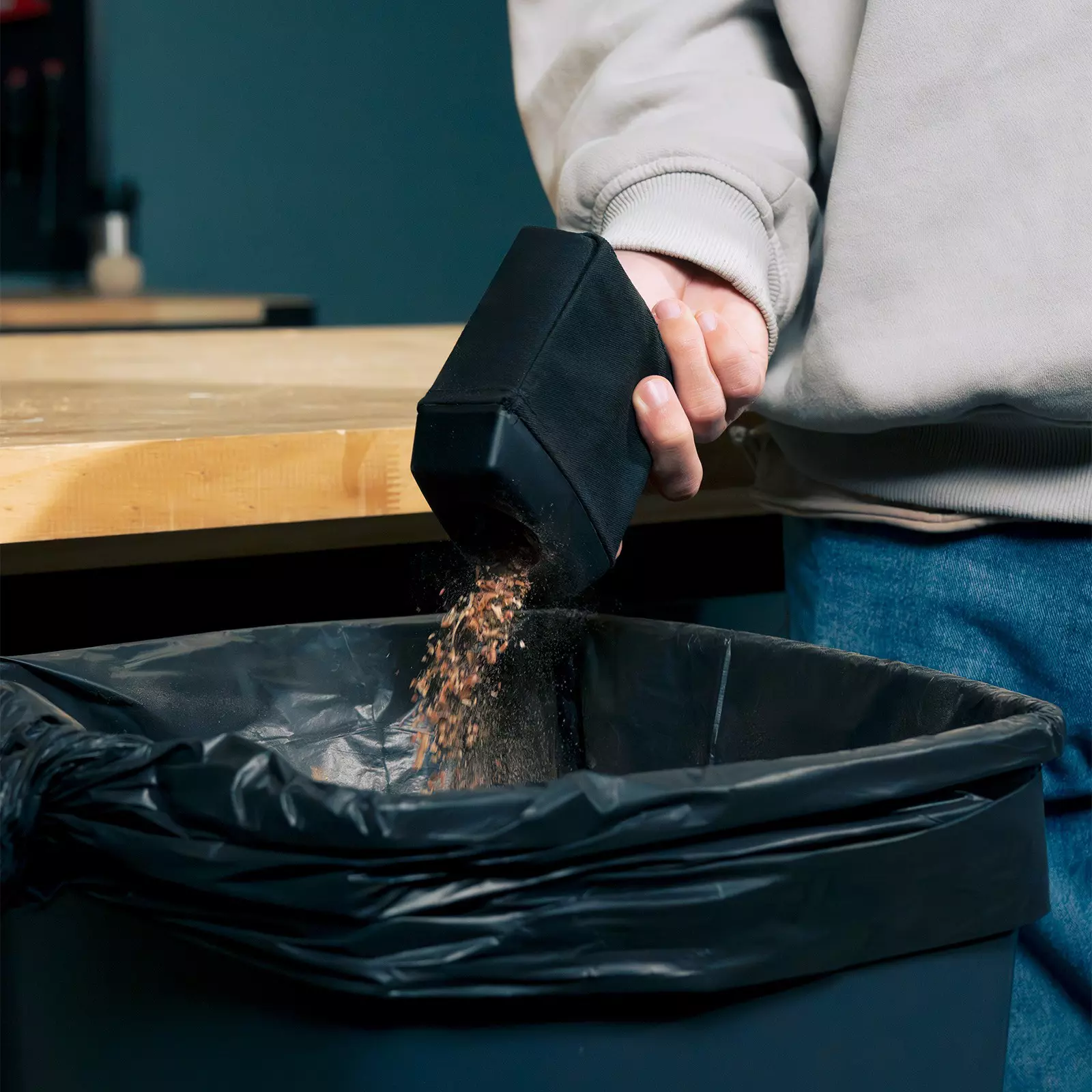 ozito-cordless-orbital-sander-3001226-example_usage-103