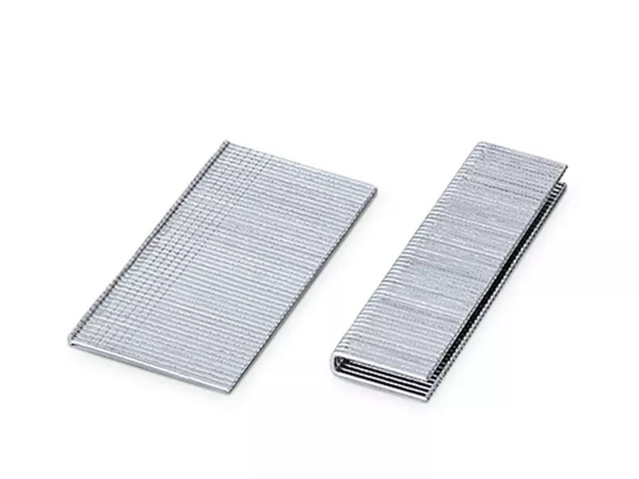 Zwei Streifen mit Nägeln und Klammern als Zubehör für den Einhell Akku-Nagler TE-CN 18/32 Li – Solo.