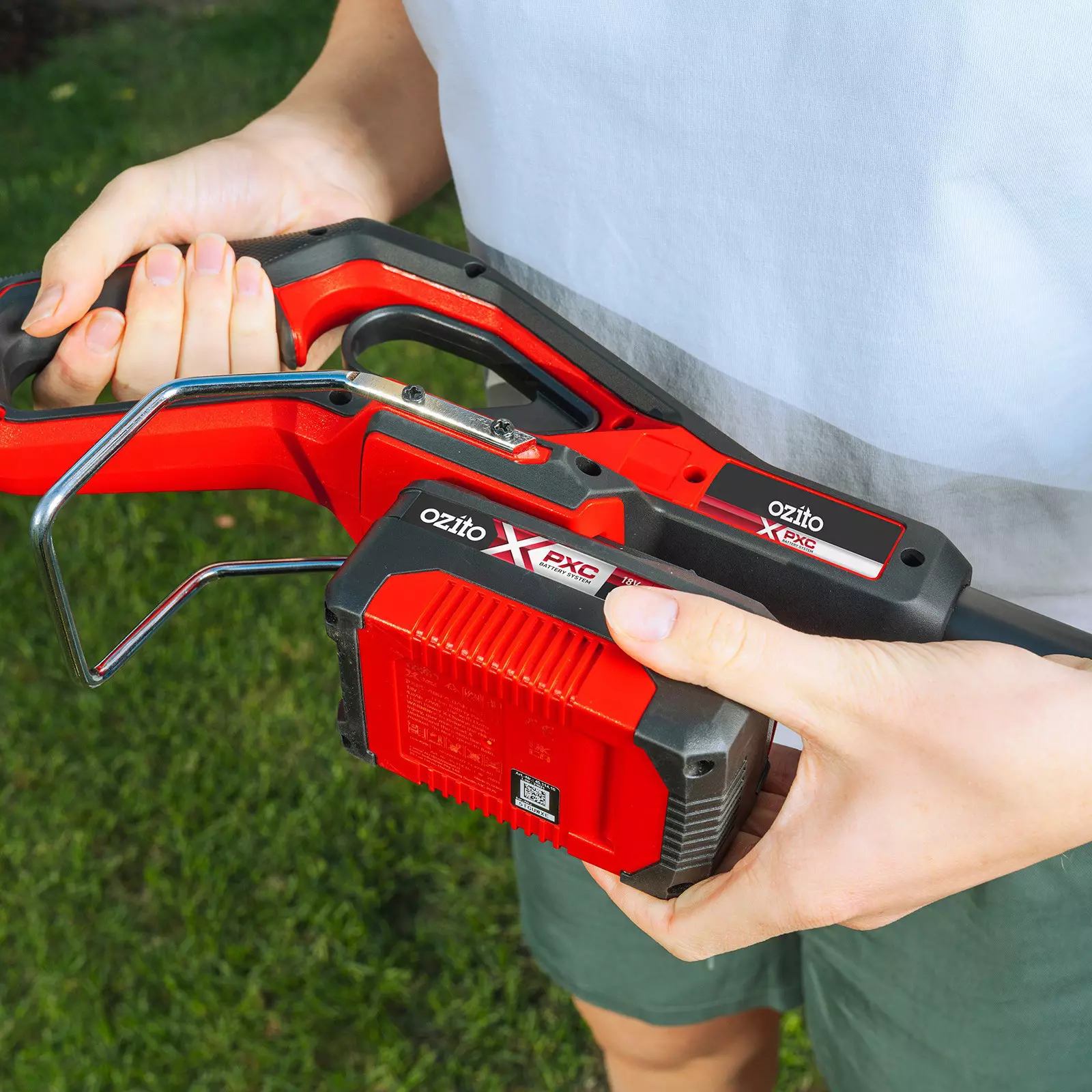 ozito-professional-cordless-pruning-shears-3001313-example_usage-104