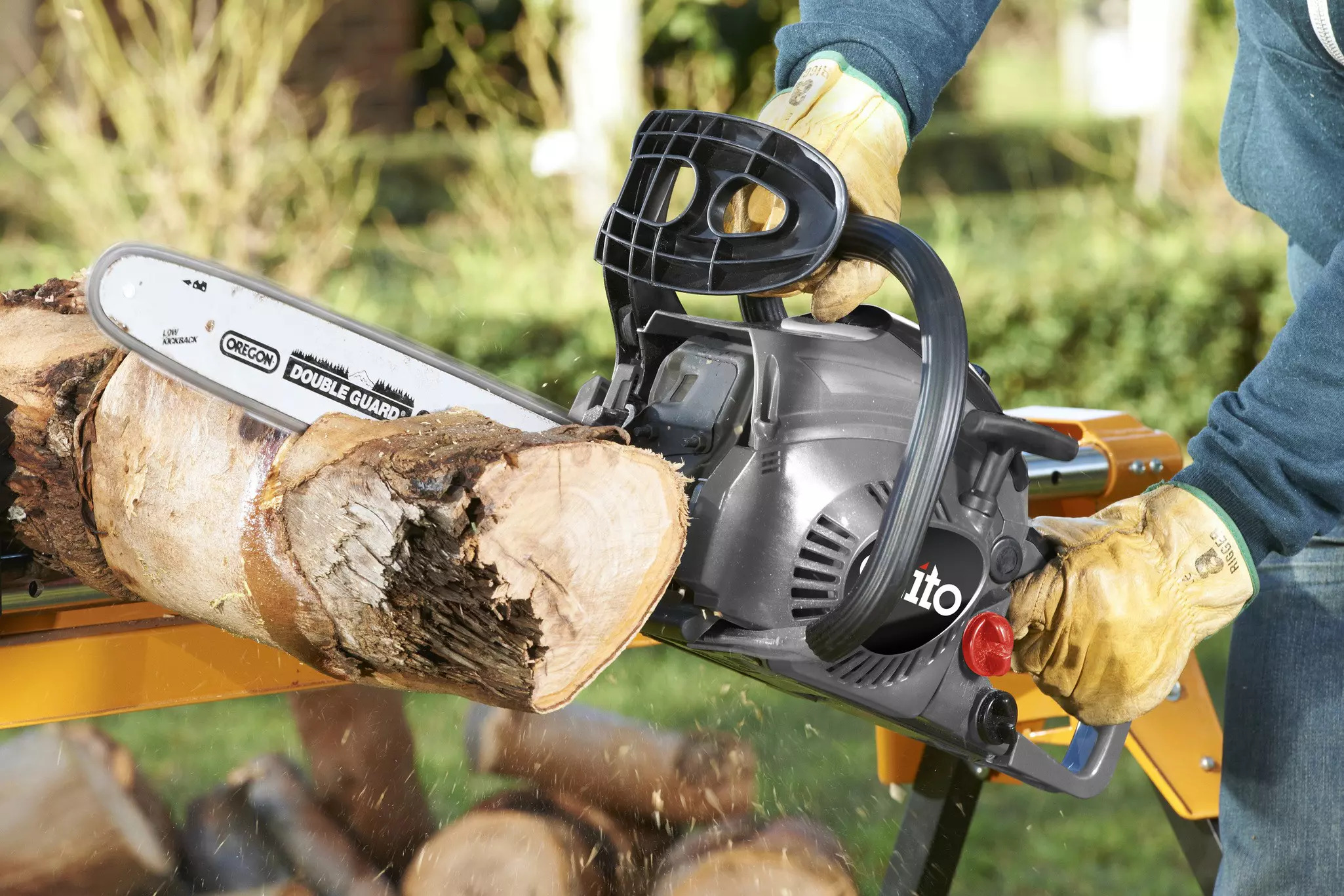 ozito-petrol-chain-saw-4501823-example_usage-102