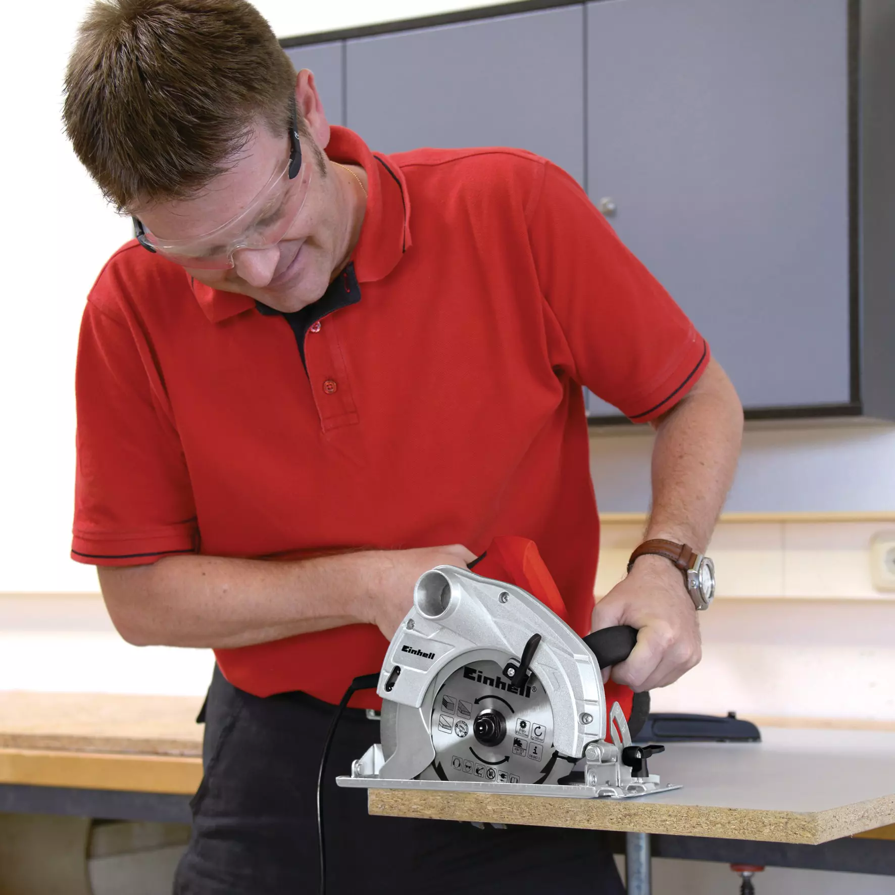 einhell-classic-circular-saw-4330936-example_usage-001