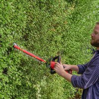 ozito-cordless-hedge-trimmer-3001004-example_usage-102