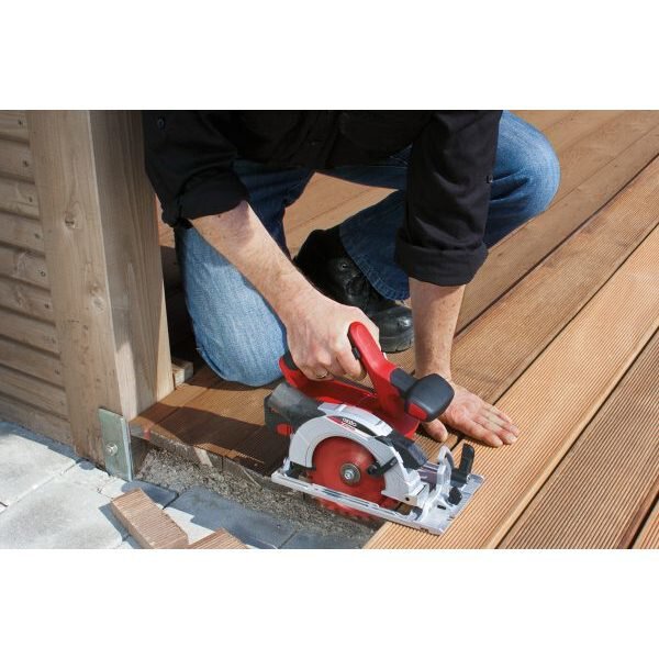 ozito-cordless-circular-saw-3000236-example_usage-105