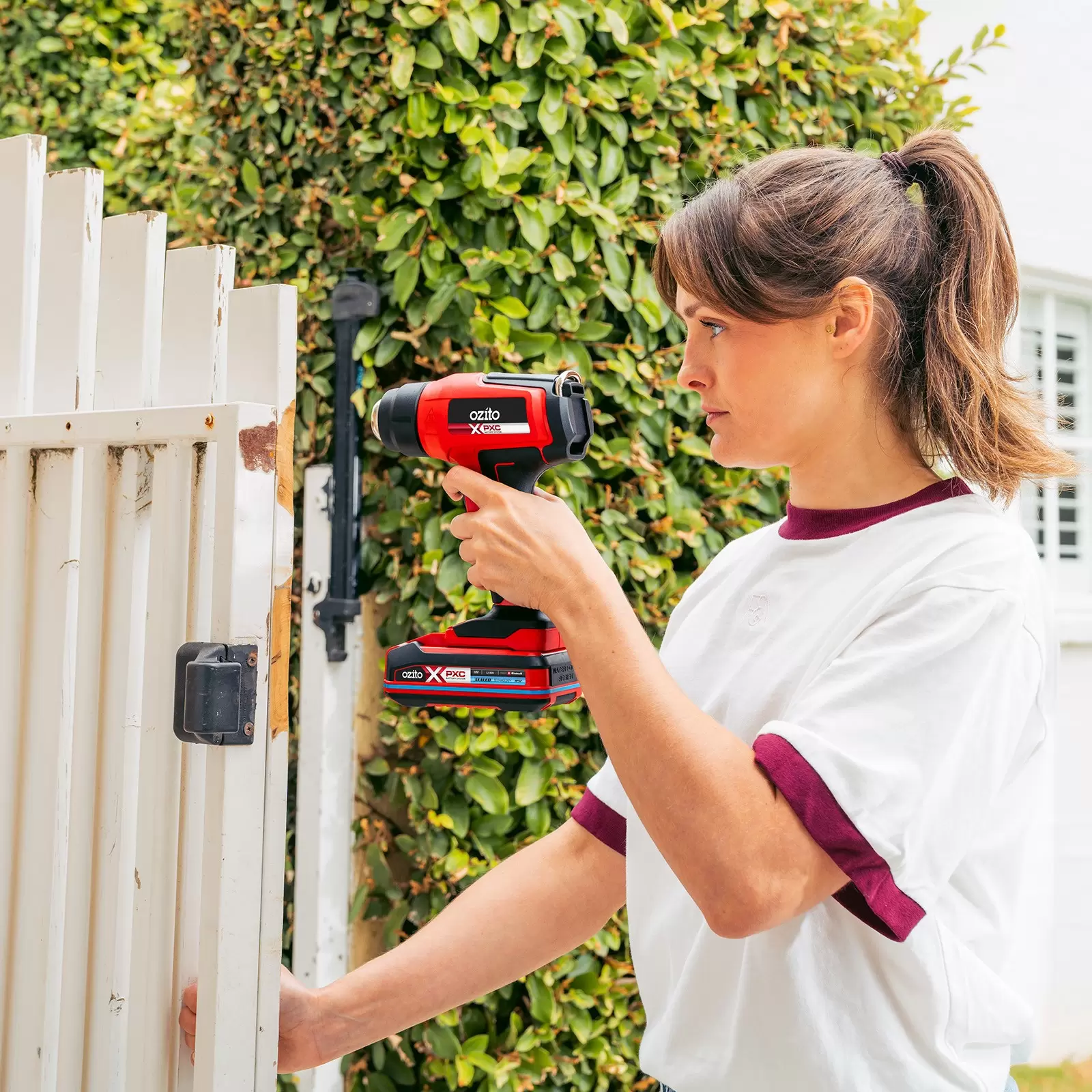 ozito-cordless-hot-air-gun-3001378-example_usage-102