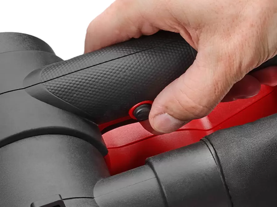 Une main actionne le verrouillage en marche continue de la ponceuse à bande Einhell TC-BS 800 pour un ponçage longue durée.