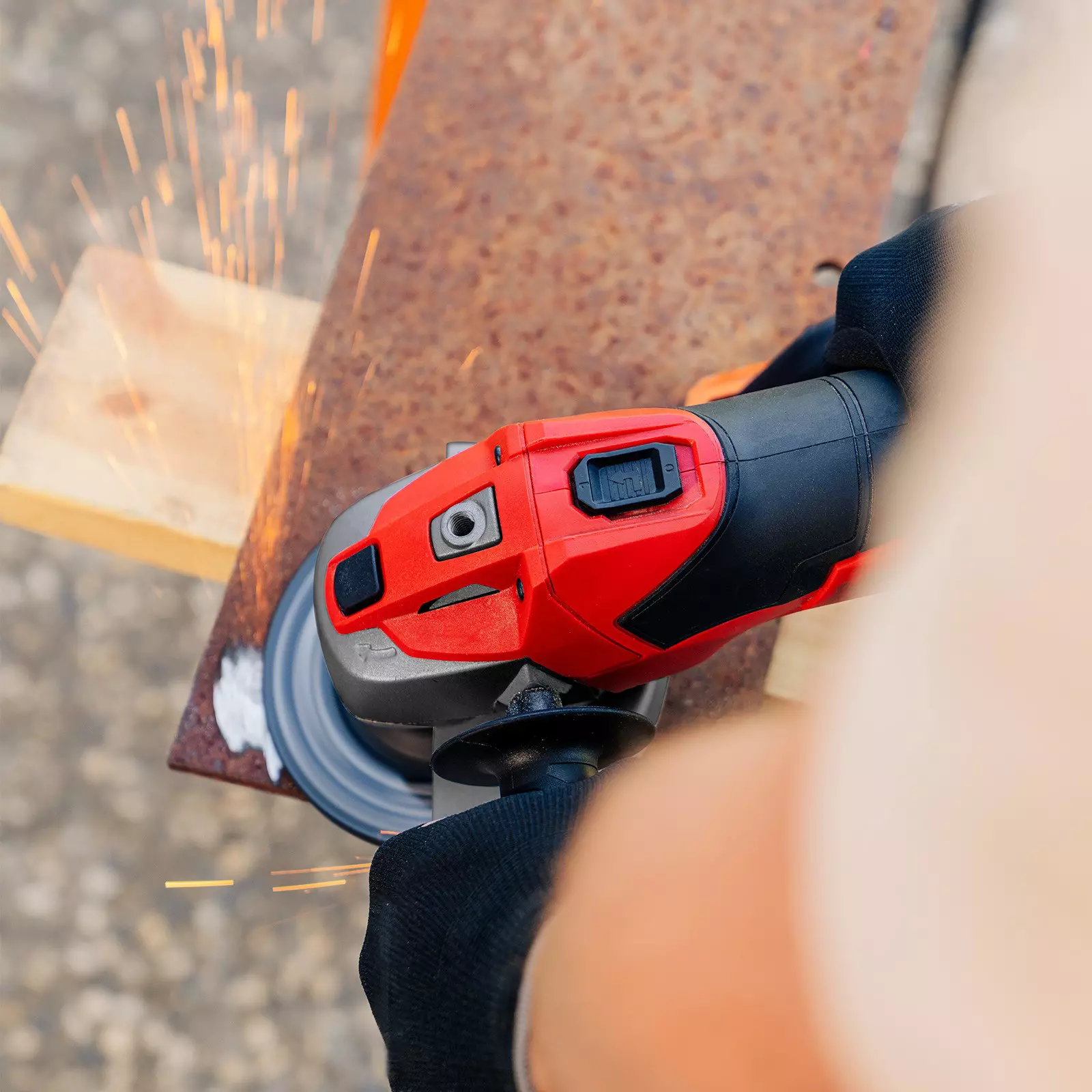 ozito-cordless-angle-grinder-3001384-example_usage-102