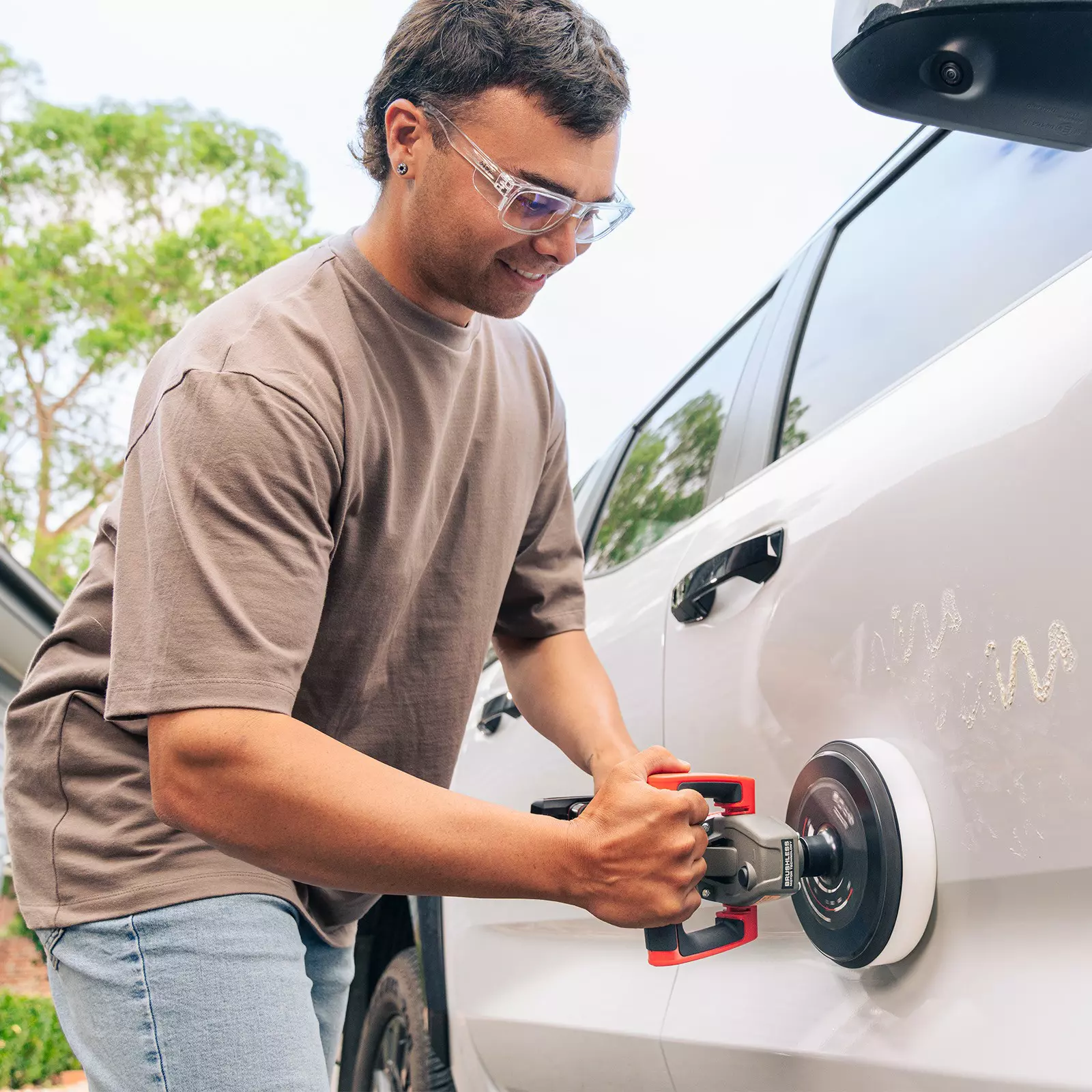 ozito-cl-polishing-sanding-machine-3000545-example_usage-102