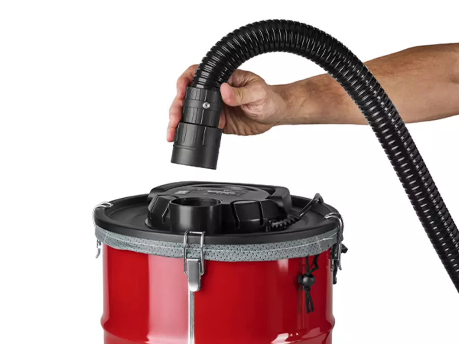 Blow function of the Einhell ash vacuum cleaner TC-AV 2032 DW with the hose connected to the top air outlet.