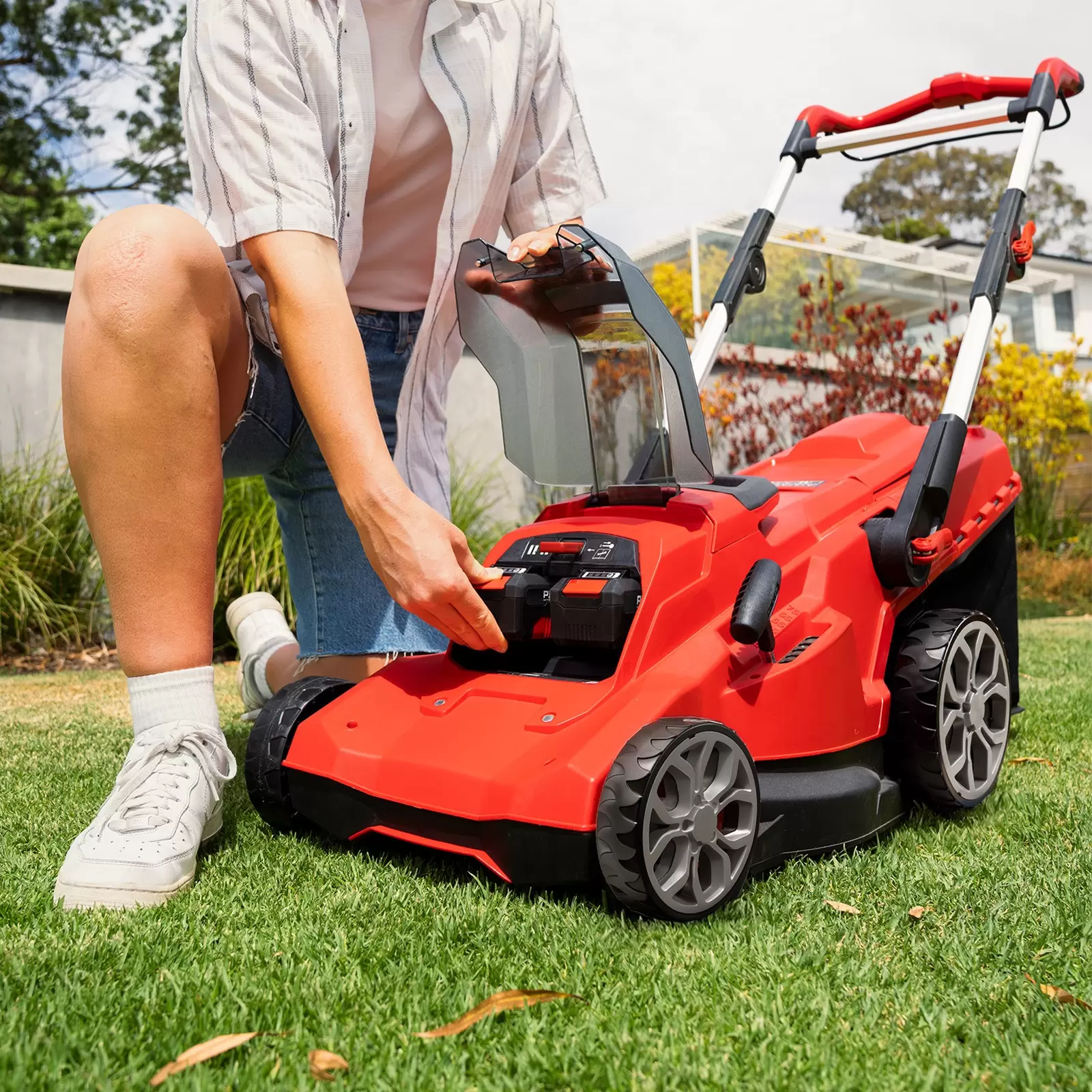 ozito-cordless-lawn-mower-3001390-example_usage-102