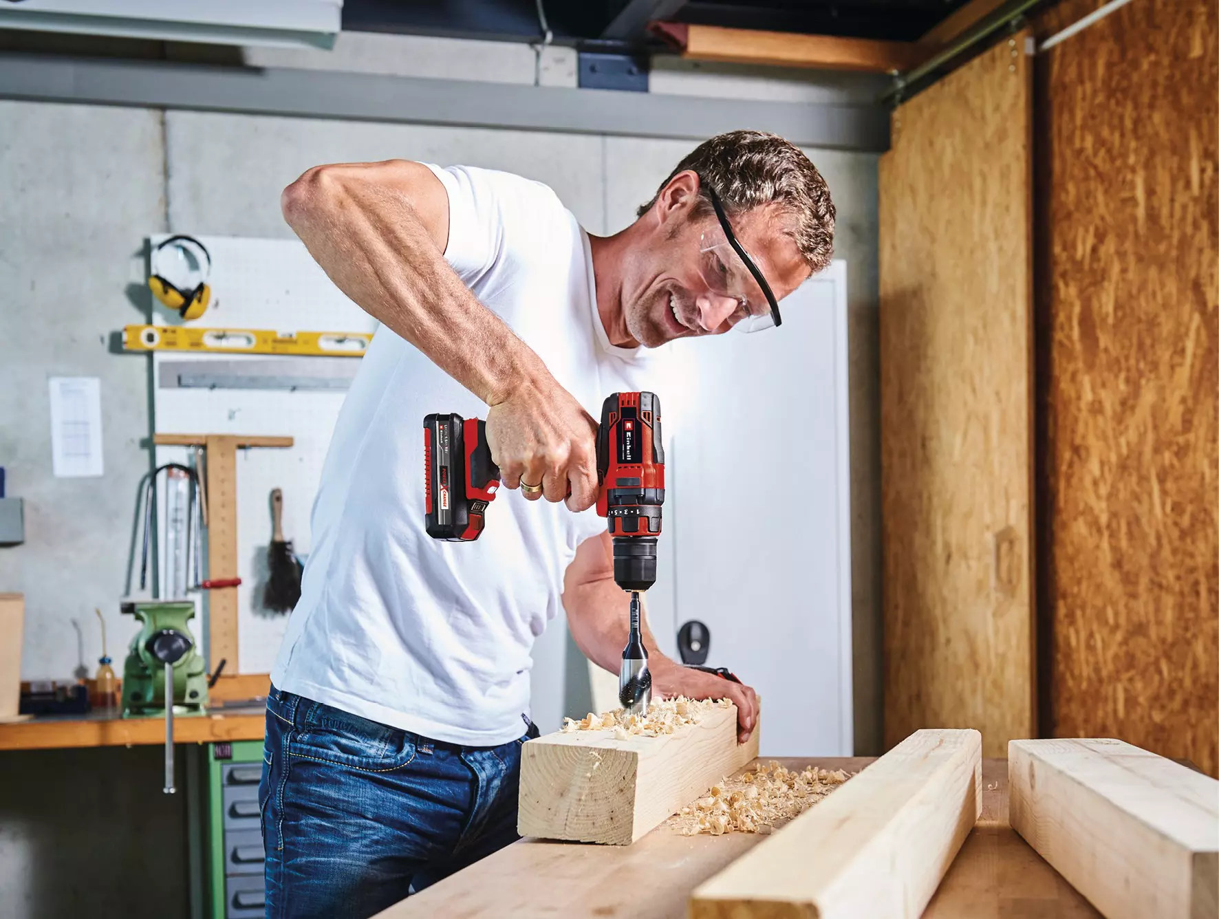 einhell-classic-cordless-drill-4514090-example_usage-001