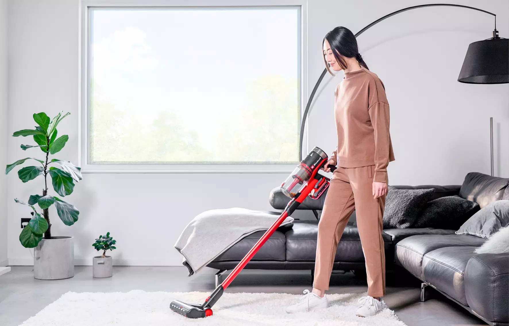 einhell-expert-cordless-handstick-vacuum-cleaner-4326752-example_usage-001