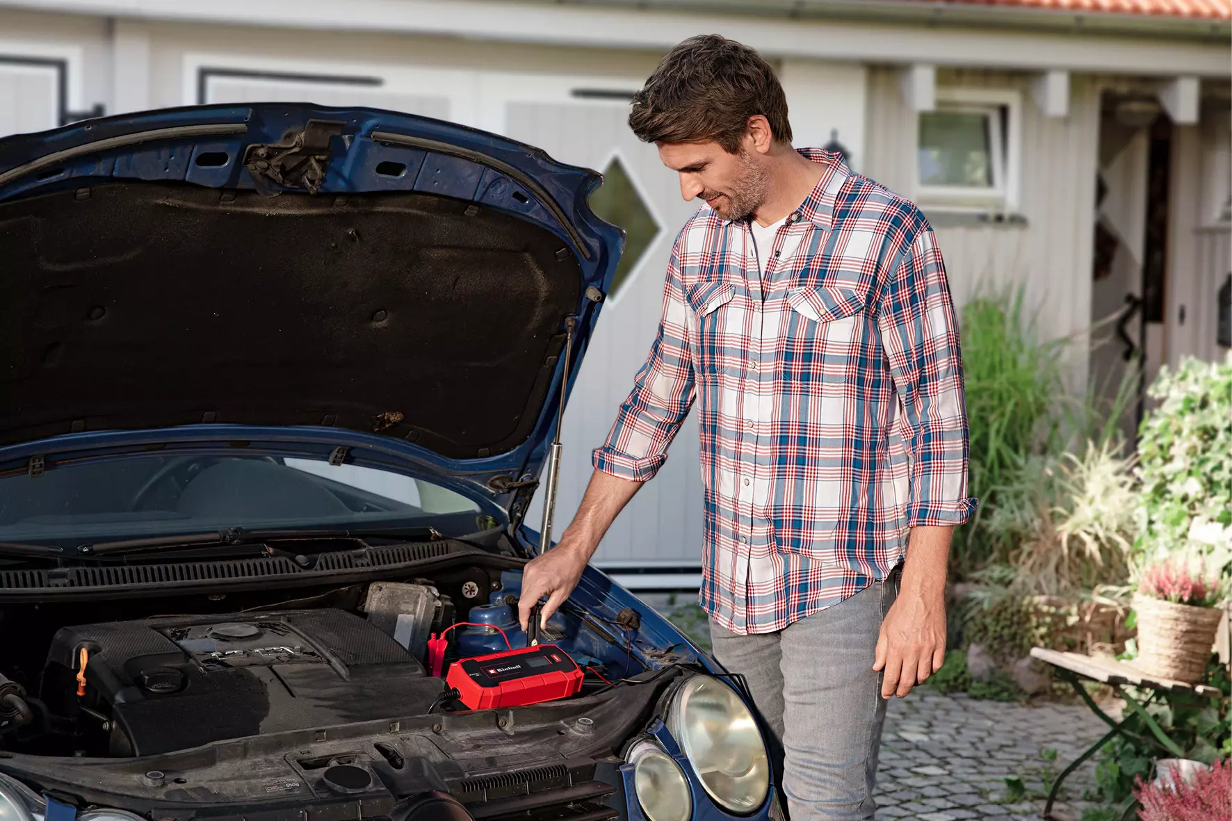 einhell-car-expert-battery-charger-1002235-example_usage-001