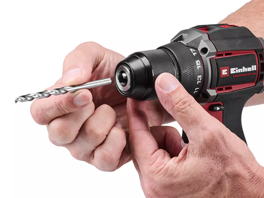 Nahaufnahme des Einhell Akku-Bohrschraubers TP-CD 18/50-C Li BL mit eingesetztem Bohrer im Bohrfutter.
