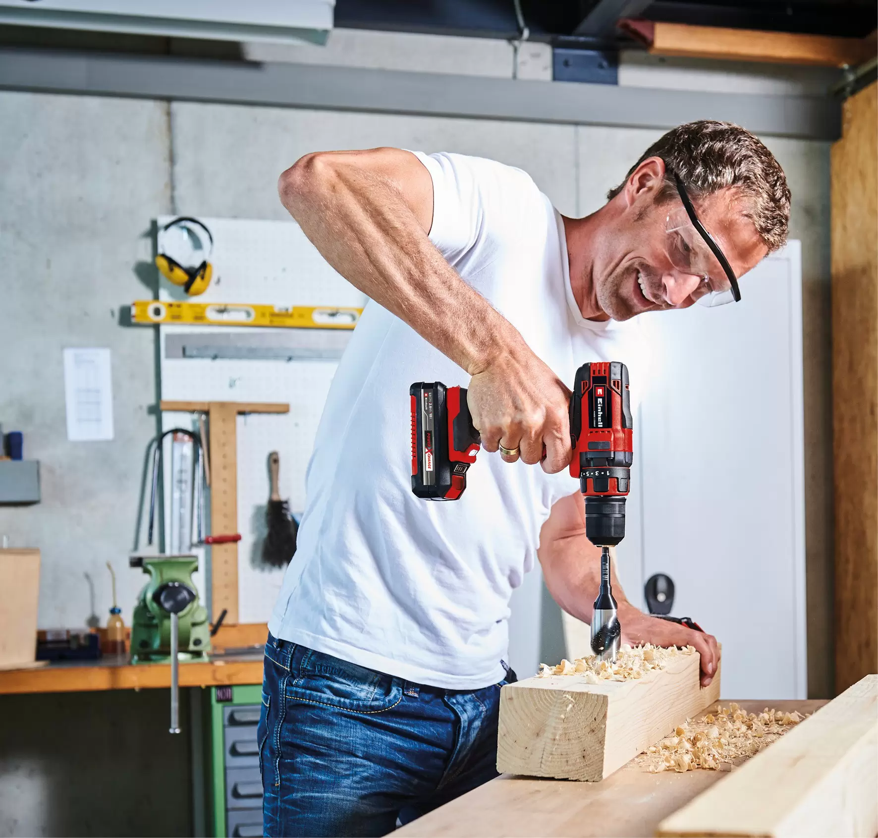 einhell-classic-cordless-drill-4513908-example_usage-001