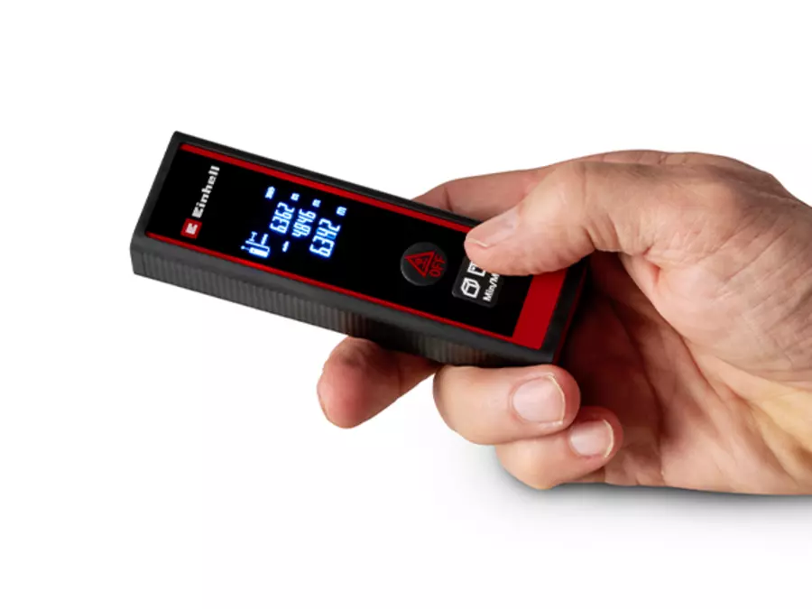 Operação com uma mão do Einhell medidor de distância a laser TC-LD 40 R para medição de volume com visor visível.