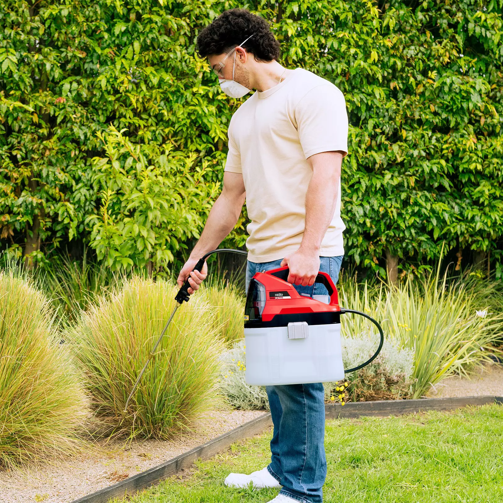 ozito-cordless-pressure-sprayer-3001342-example_usage-101