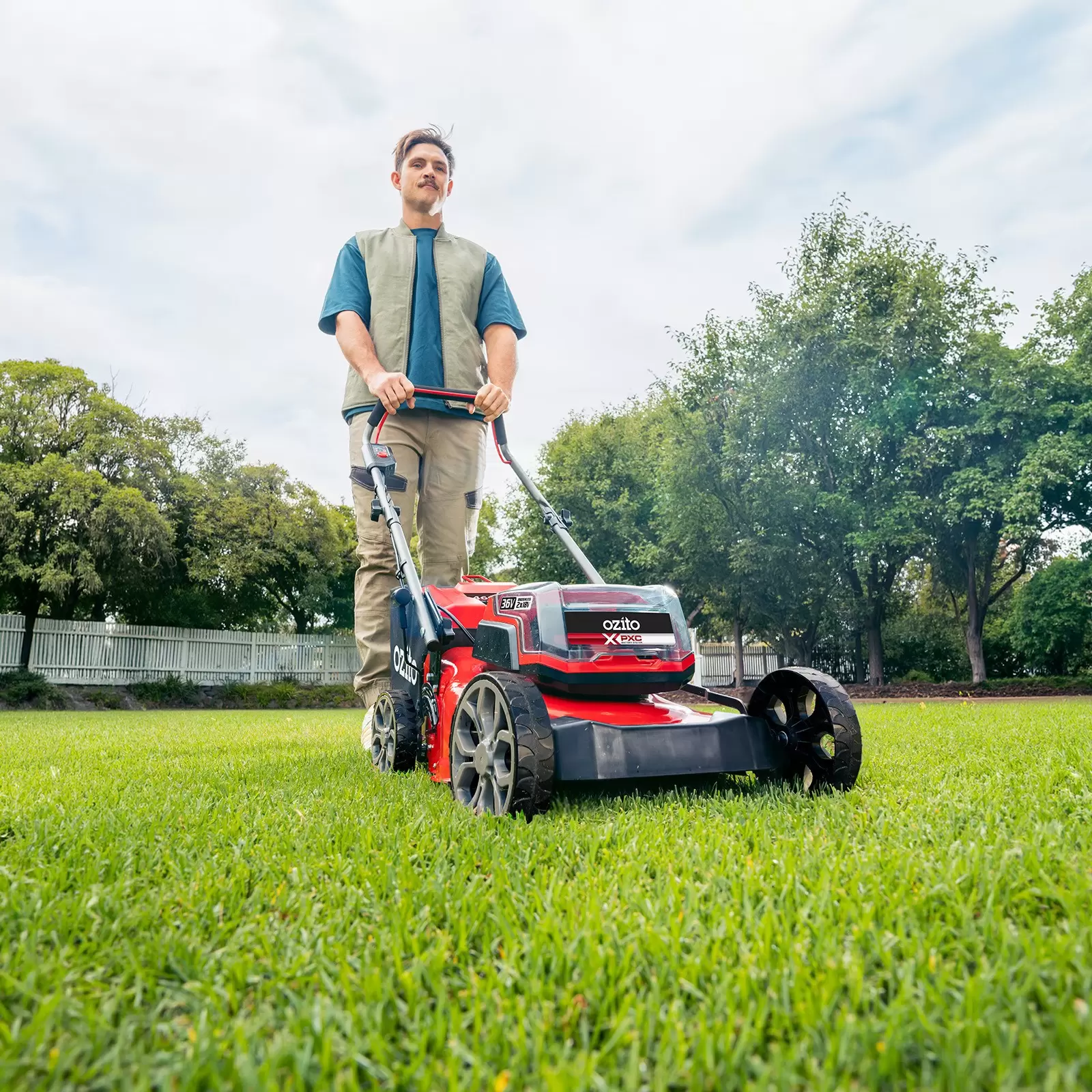 ozito-cordless-lawn-mower-3001402-example_usage-102