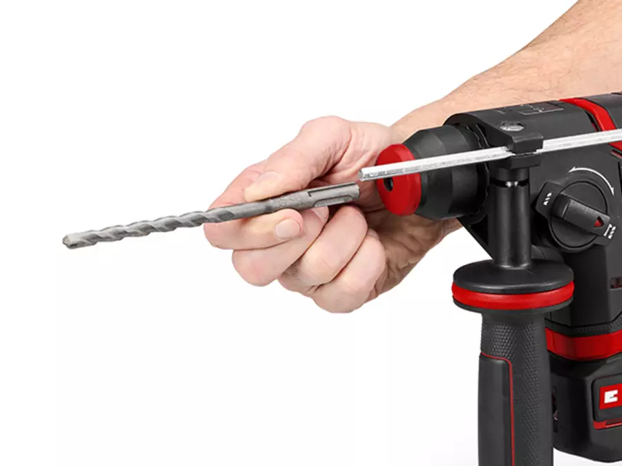 Uma mão insere uma broca no porta-ferramentas SDS-Plus do Einhell martelo perfurador a bateria TP-HD 18/17-C Li BL - Solo.