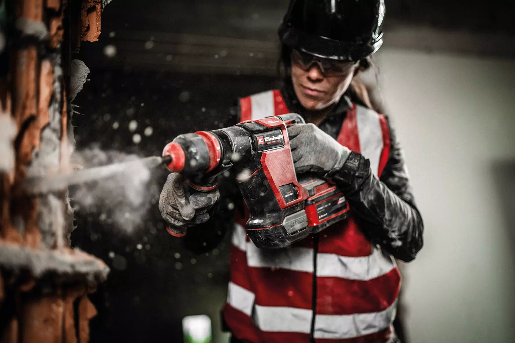 einhell-professional-cordless-demolition-hammer-4514190-example_usage-001