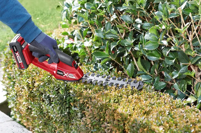 ozito-cordless-grass-and-bush-shear-3408020-example_usage-101