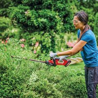 ozito-cordless-hedge-trimmer-3001004-example_usage-103