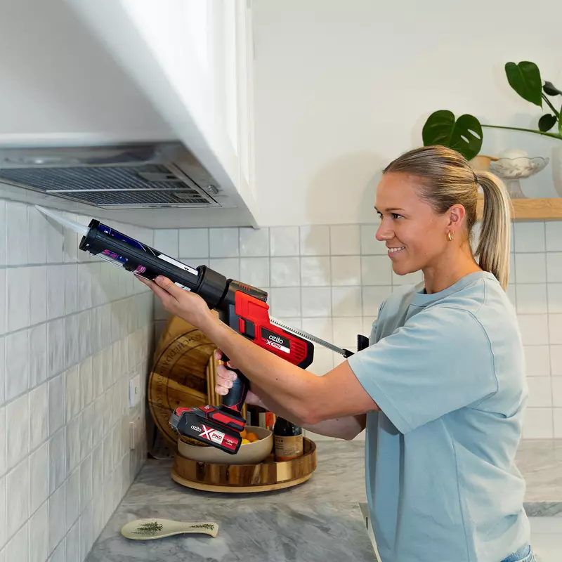 ozito-cordless-sealing-gun-3001285-example_usage-104