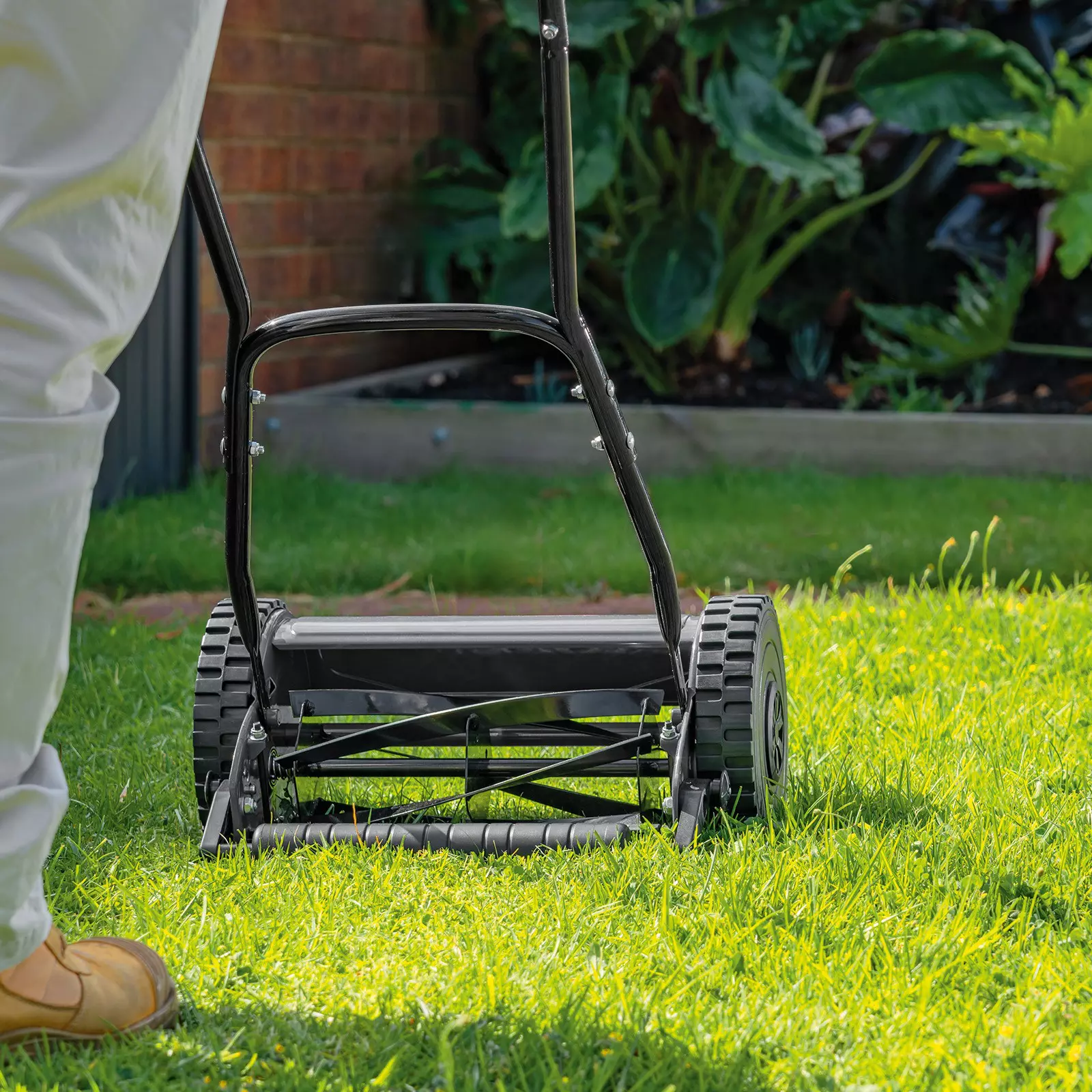 ozito-hand-lawn-mower-3001151-example_usage-102
