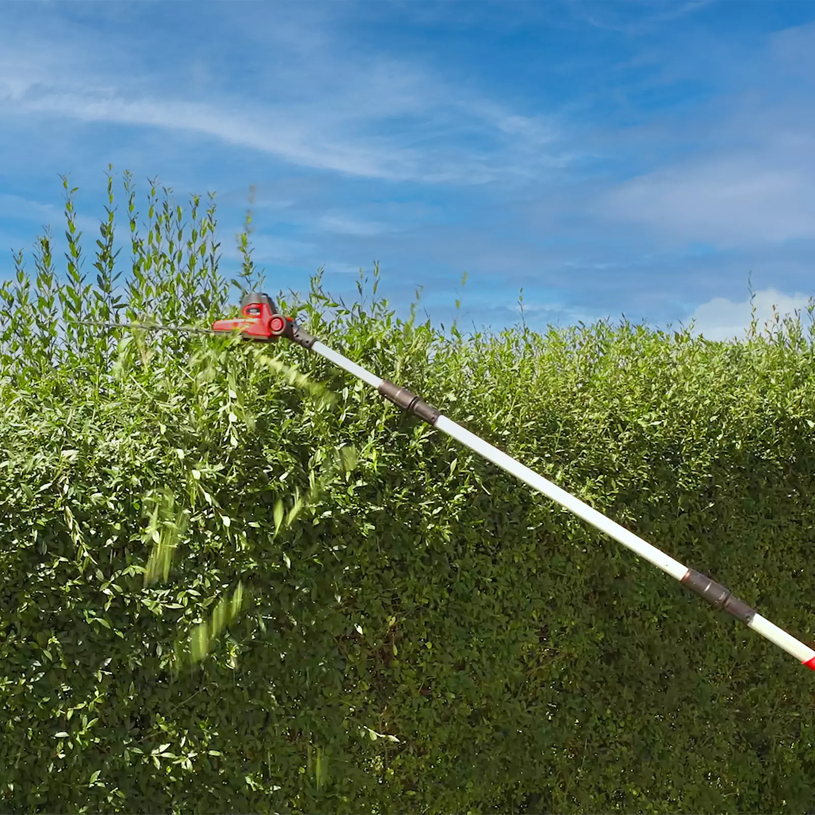 ozito-cl-telescopic-hedge-trimmer-3001088-example_usage-102