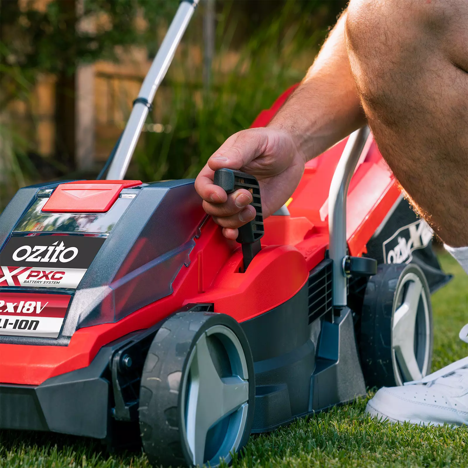 ozito-cordless-lawn-mower-3001397-example_usage-104