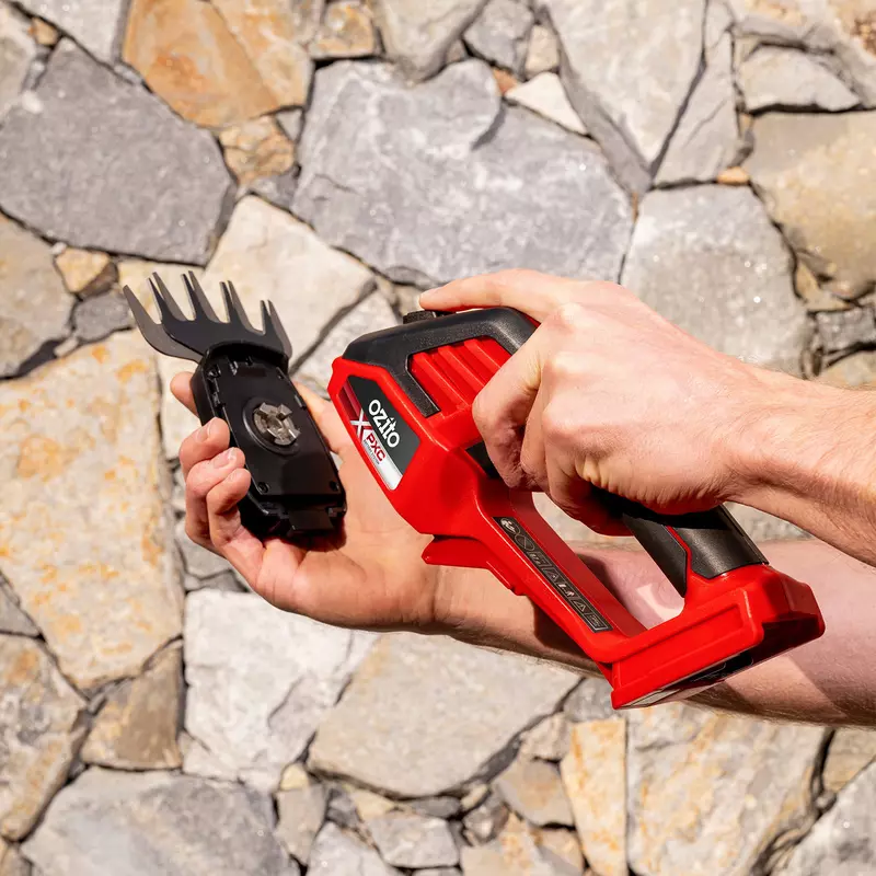 ozito-cordless-grass-and-bush-shear-3001250-example_usage-104