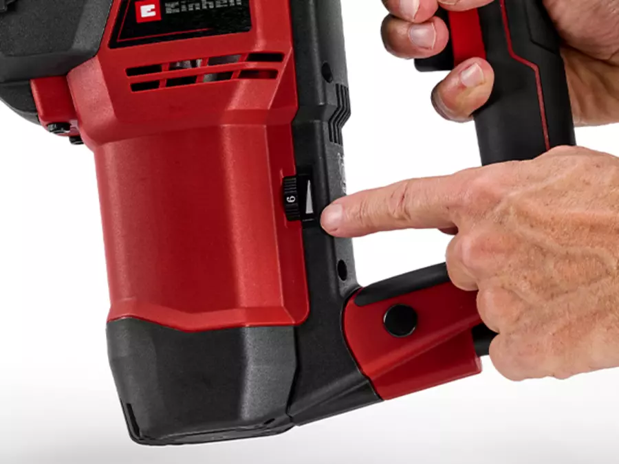 Uma mão utiliza o sistema eletrónico de controlo da velocidade na broca de percussão Einhell TE-RH 40/15 3F +2.