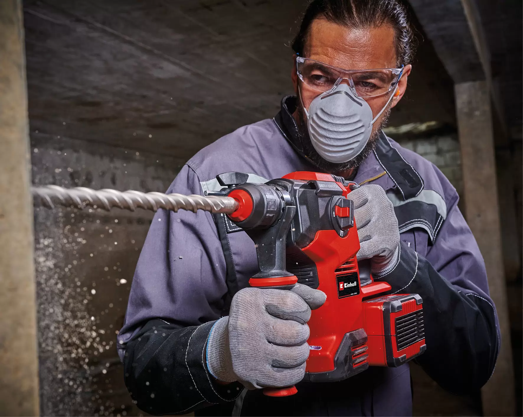 einhell-professional-cordless-rotary-hammer-4513983-example_usage-001