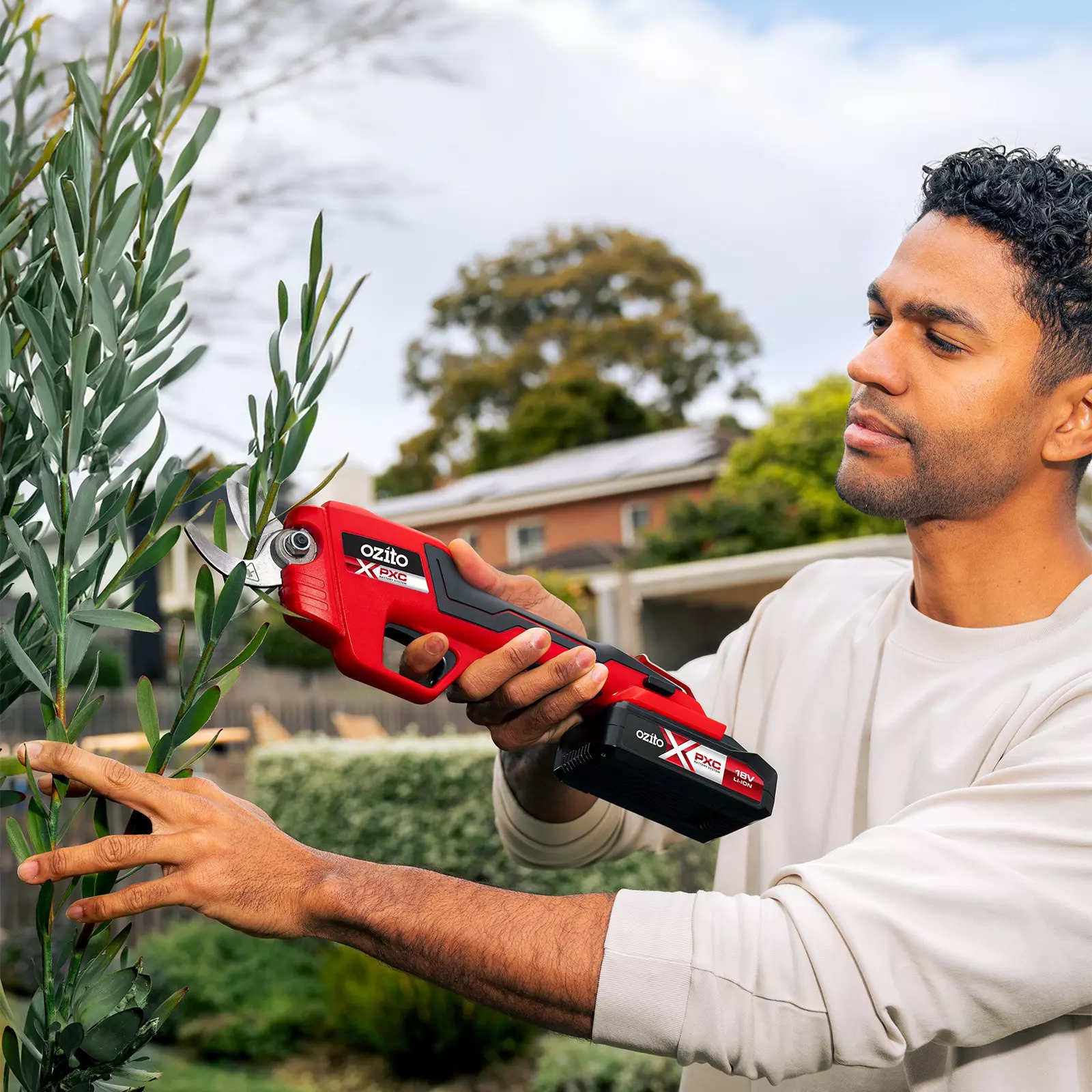 ozito-cordless-pruning-shears-3001249-example_usage-103