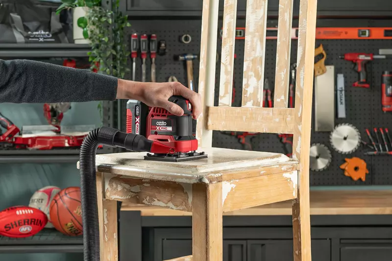 ozito-cordless-palm-sander-3001071-example_usage-101