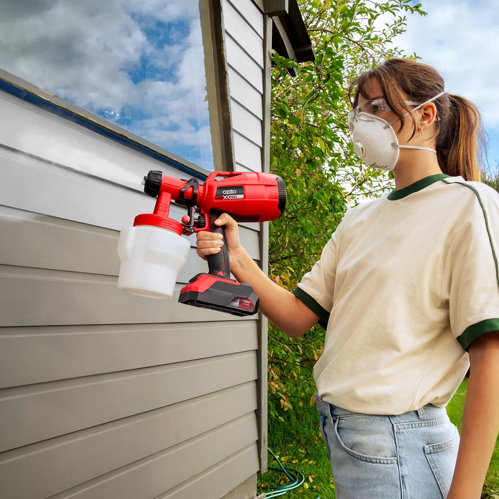 ozito-cordless-paint-spray-sys-spray-gun-3001281-example_usage-102