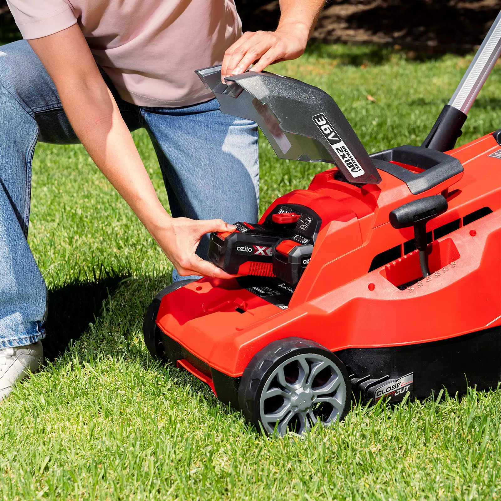 ozito-cordless-lawn-mower-3001014-example_usage-103