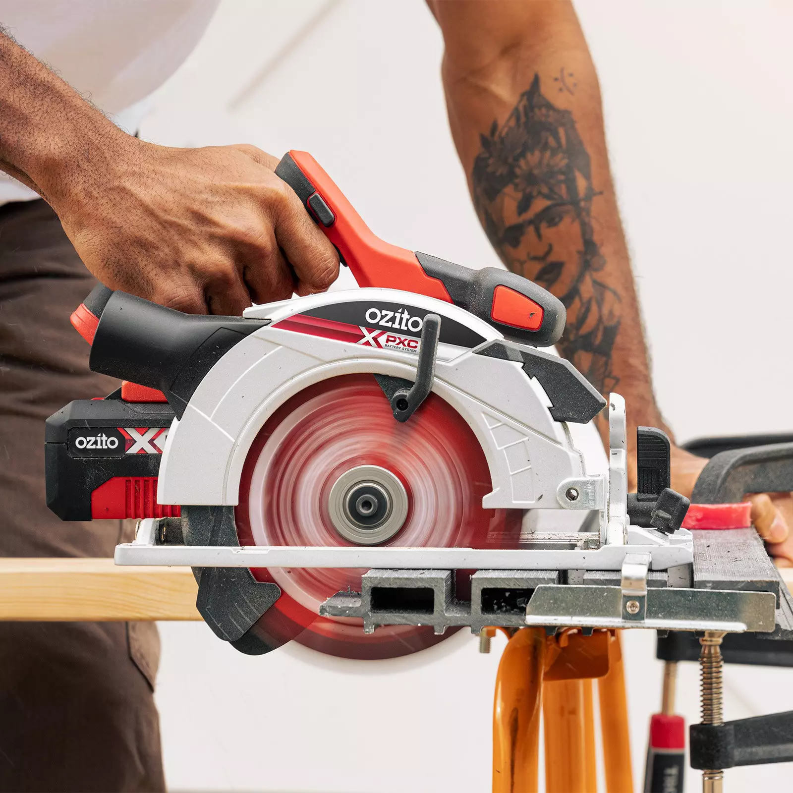 ozito-cordless-circular-saw-3001259-example_usage-102