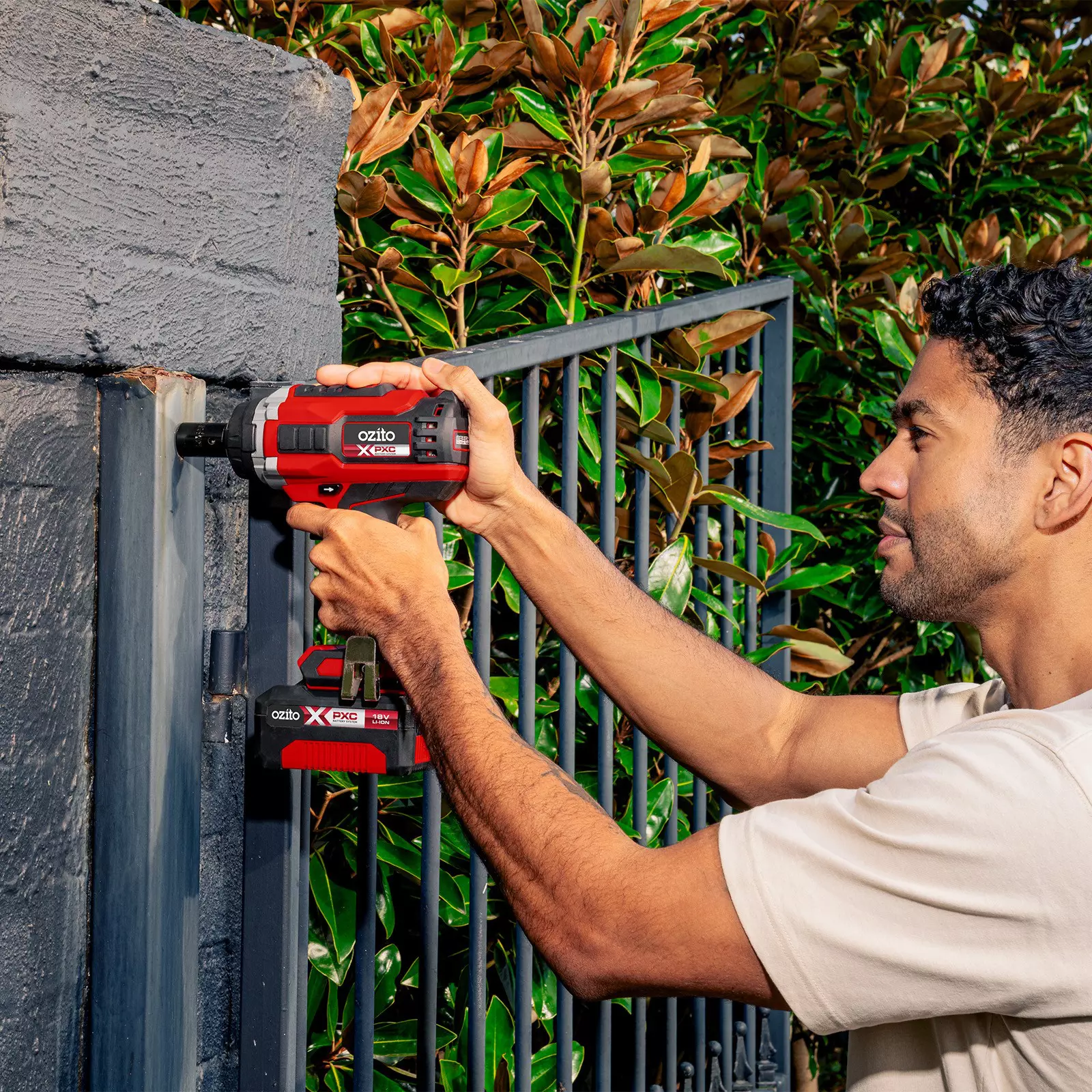 ozito-cordless-impact-wrench-3001243-example_usage-101