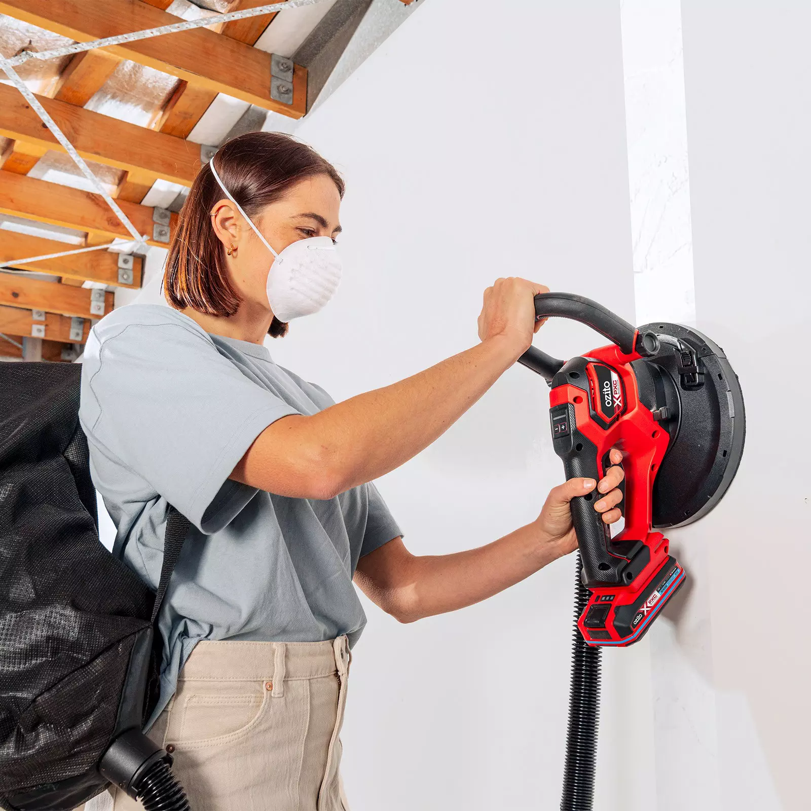 ozito-cordless-drywall-polisher-3001065-example_usage-101