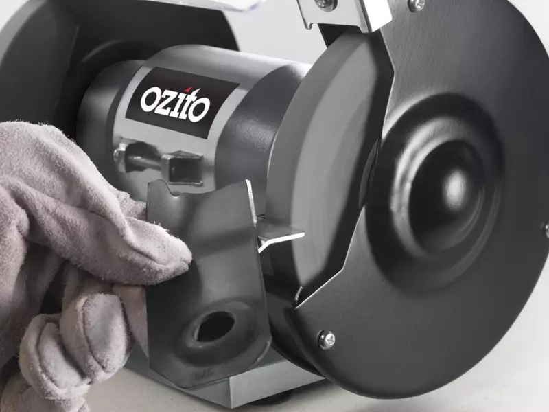 ozito-bench-grinder-61000758-example_usage-104