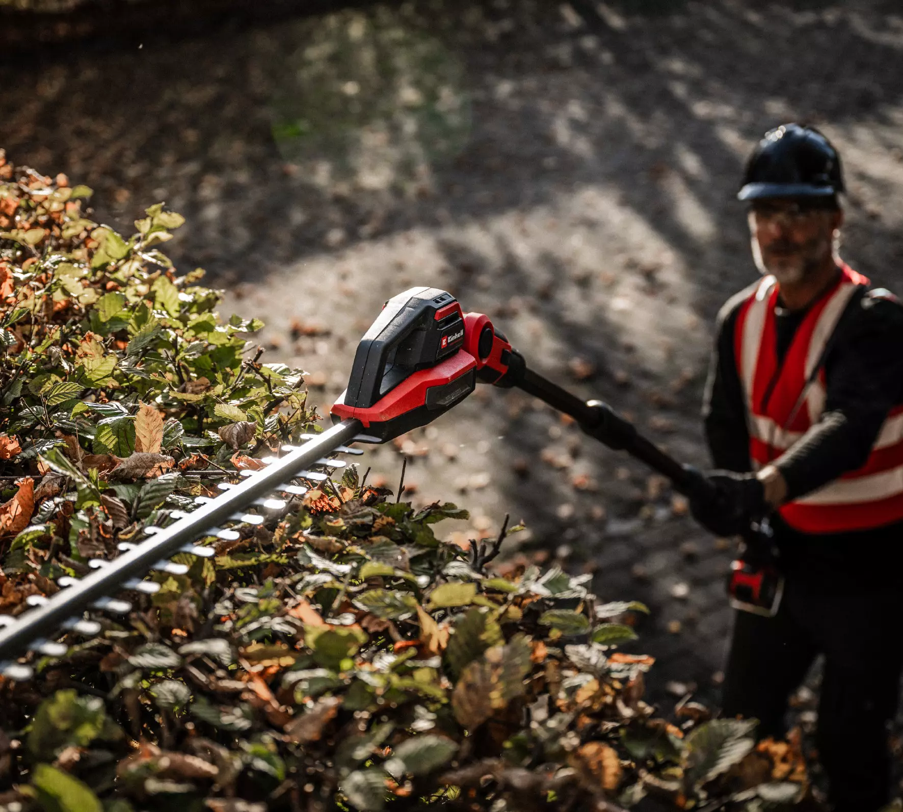 einhell-professional-cl-telescopic-hedge-trimmer-3410972-example_usage-001