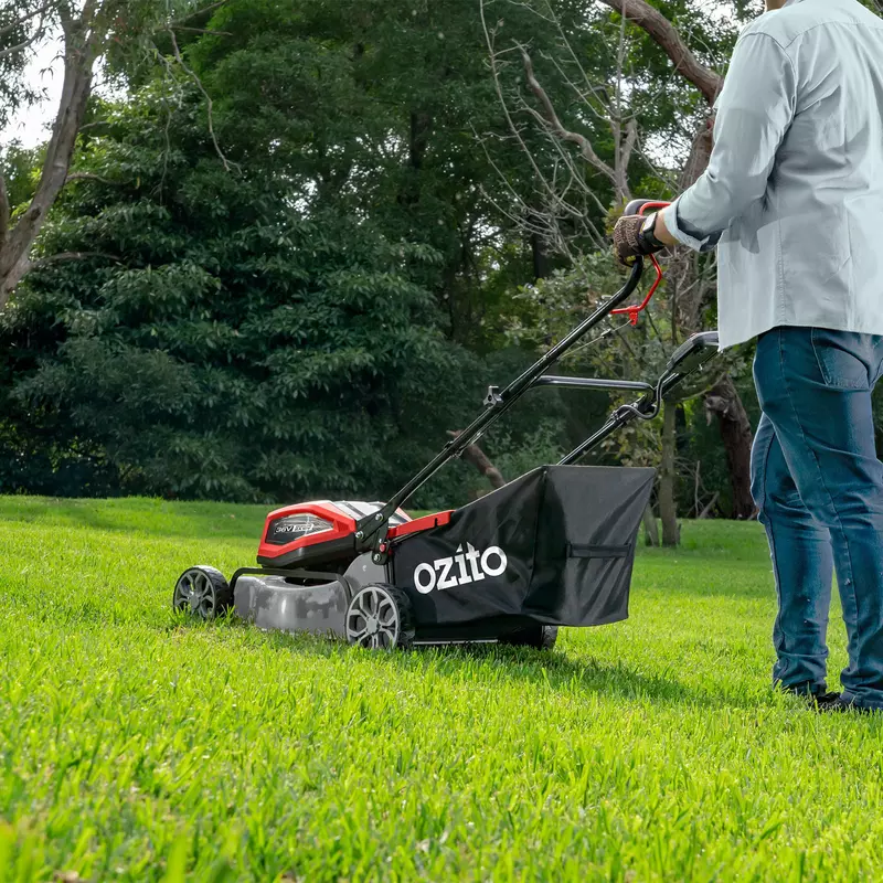 ozito-cordless-lawn-mower-3001045-example_usage-102