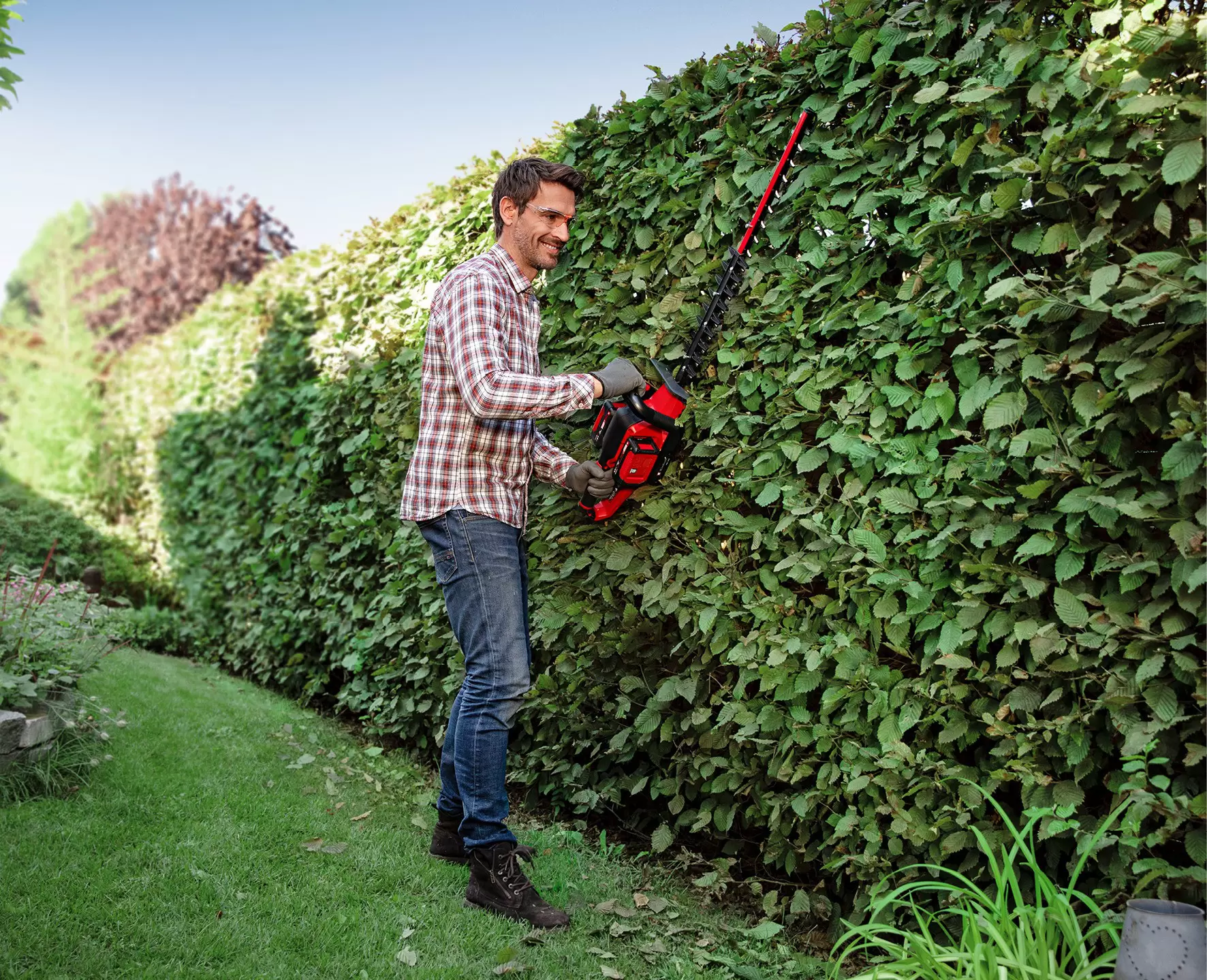 einhell-classic-cordless-hedge-trimmer-3410940-example_usage-001