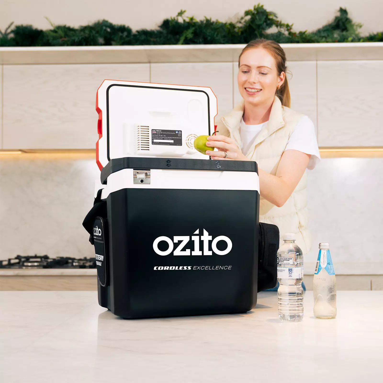 ozito-battery-powered-cool-box-3001298-example_usage-101