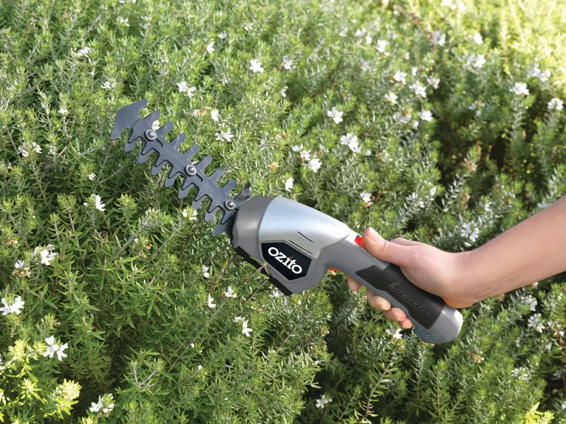 ozito-cordless-grass-and-bush-shear-61000682-example_usage-103