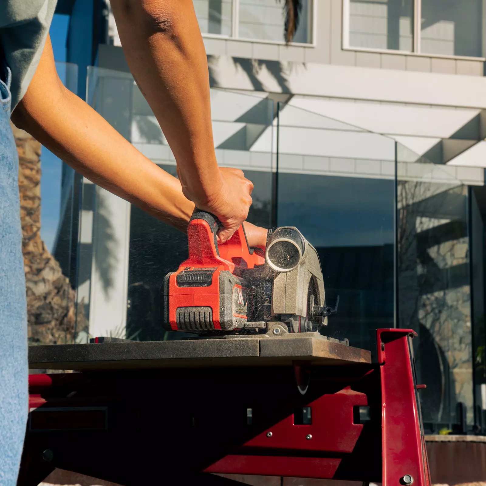 ozito-cordless-circular-saw-3001068-example_usage-102