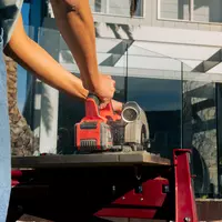 ozito-cordless-circular-saw-3001068-example_usage-102