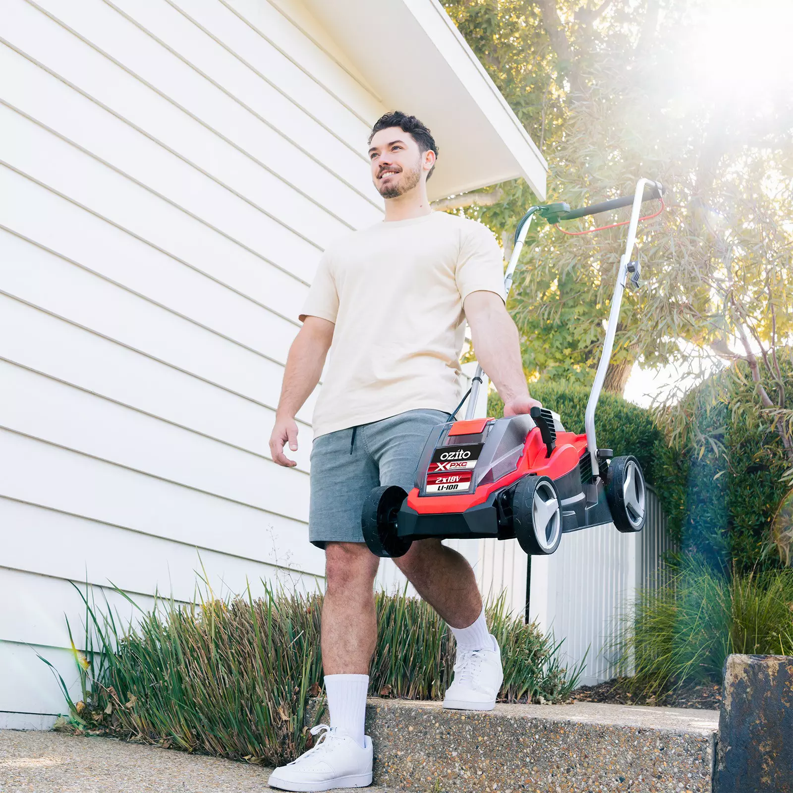 ozito-cordless-lawn-mower-3001397-example_usage-101