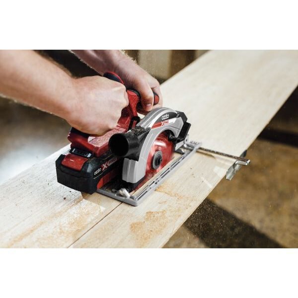 ozito-cordless-circular-saw-3000236-example_usage-103